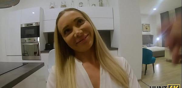 HUNT4K. Teen in strengen Anzug und sexy Dessous zeigt ihre sexuellen Fähigkeiten